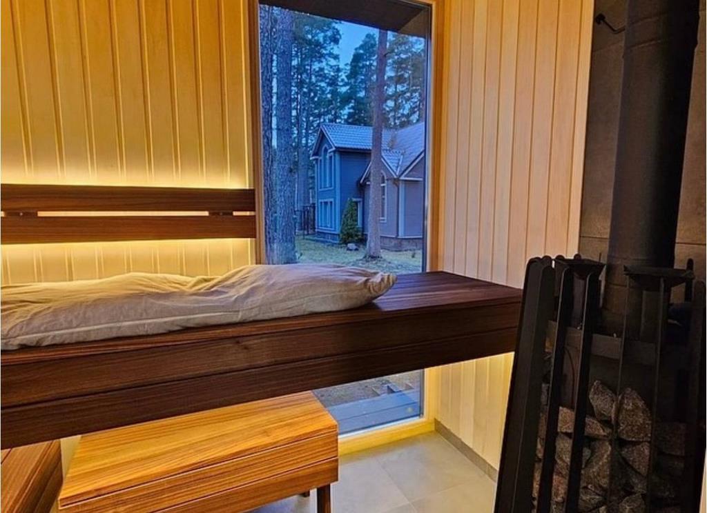 Миниатюра: Парная с окном